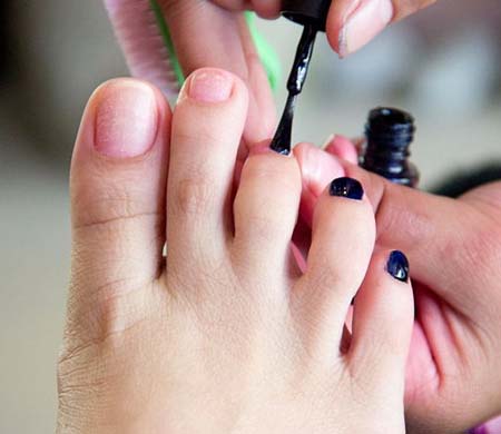 how to apply nail paint for pedicure